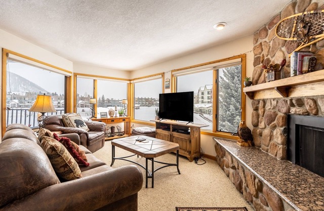 Beautiful Mountain Views, Next to Keystone Lake, Steps to Shops and Dining