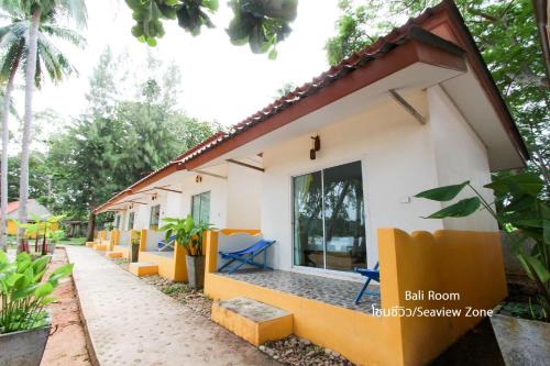 Issara Beach Resort 
