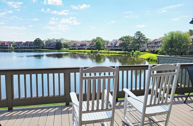 Raised Beach Townhouse, Lake View, Easy Walk to Beach, Pool, Covered Parking in Pawleys Island