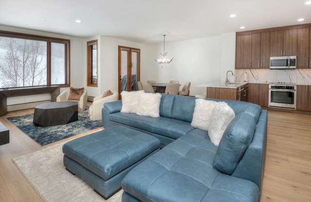 Ski-In & Out Your Doorstep! Lovely Interior, Pool/Hot Tub!