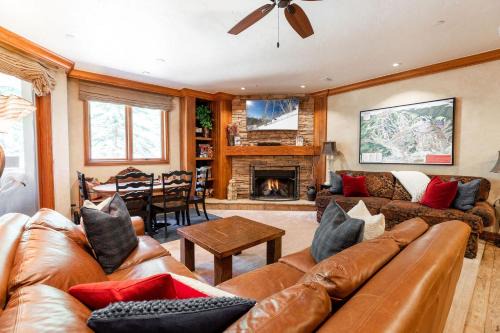 Strawberry Park Ski-in Ski-Out Condo Close to Chairlift