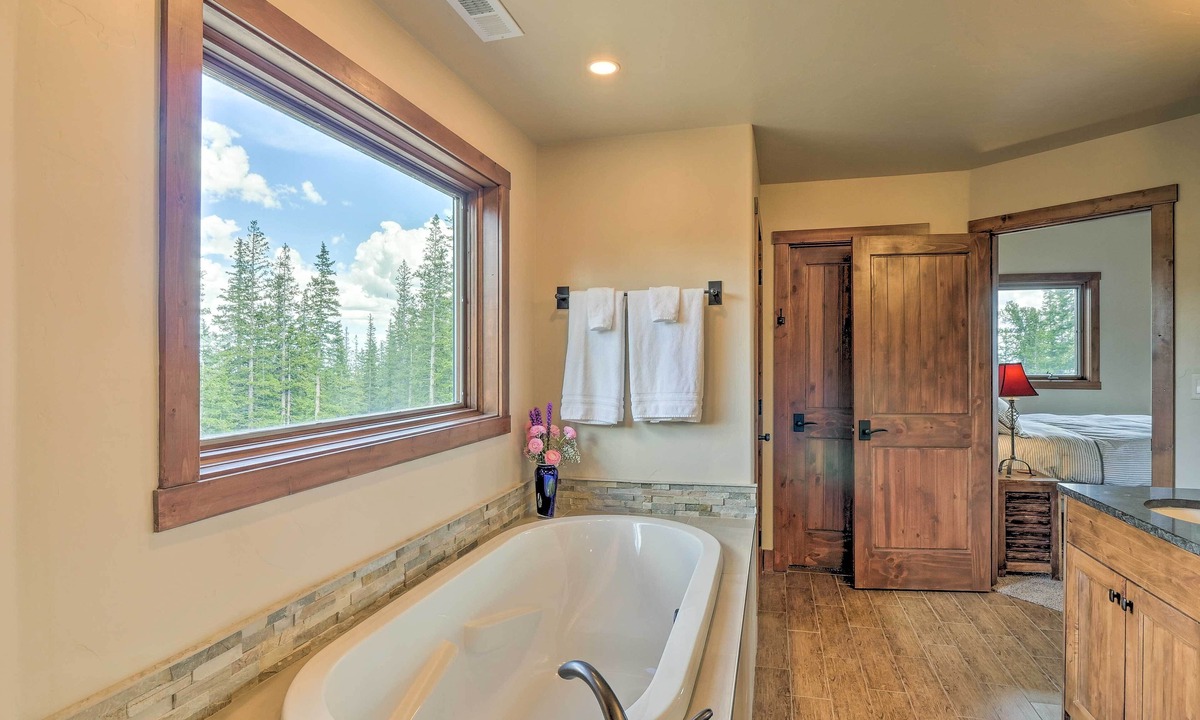 Valley of the Sun Cottage | 26-0111 Fairplay Home w/Hot Tub & Mountain Views!