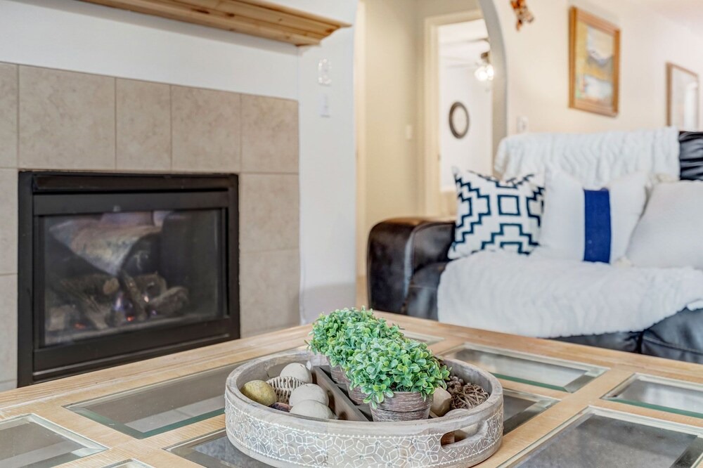 Woodland Park House | Mountain Resort Pikes Peak Views Minutes to Charis &AWM I Window AC I Fireplace