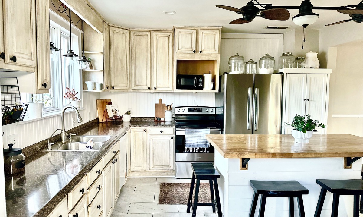 Delta House | Cozy, Charming, & Spacious 4-bedroom. 2.5 bath, in the heart of Delta.