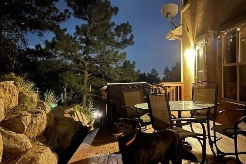 Northwest Colorado Springs House | 4BR mountain retreat, private Hot Tub, Close to Town
