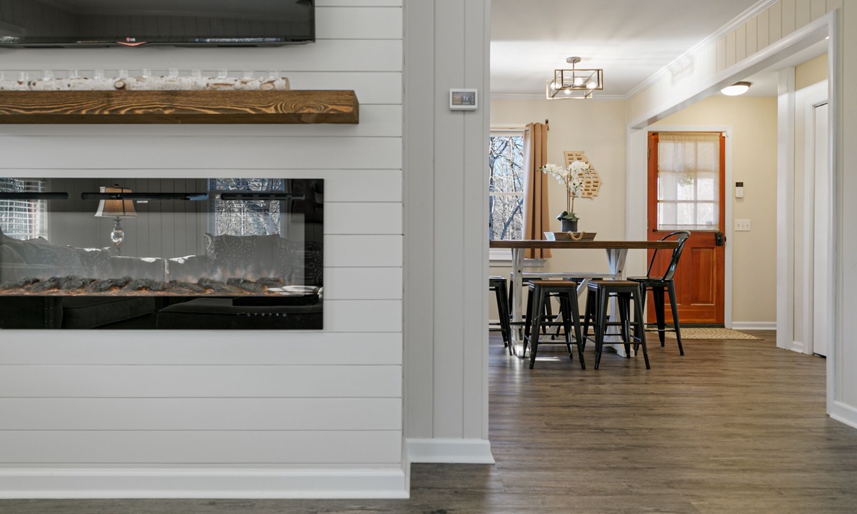 Cleveland House | Wine Country Lake Escape-Fishing and Hot tub FREE night with 3 night stay!
