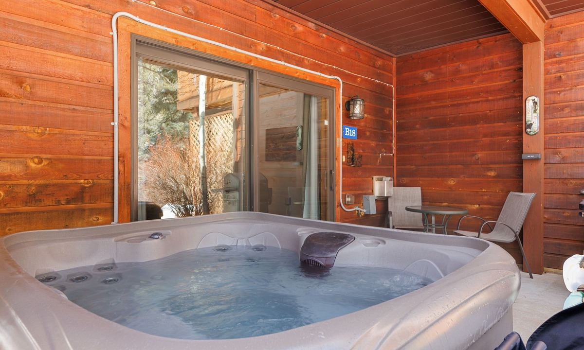 Fall River Estates Condo | Riverside Fall River Retreat Private Hot Tub