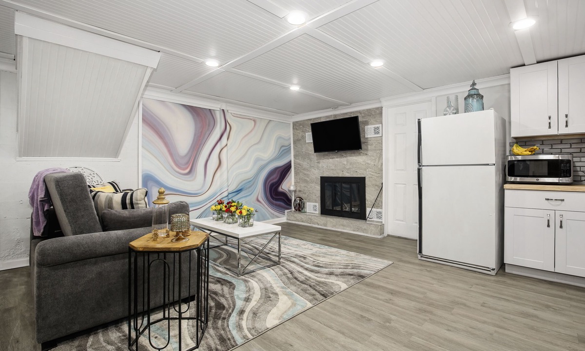 University Hills Apartment | Stylish DU Apt. - Business Traveler - Sleeps 4