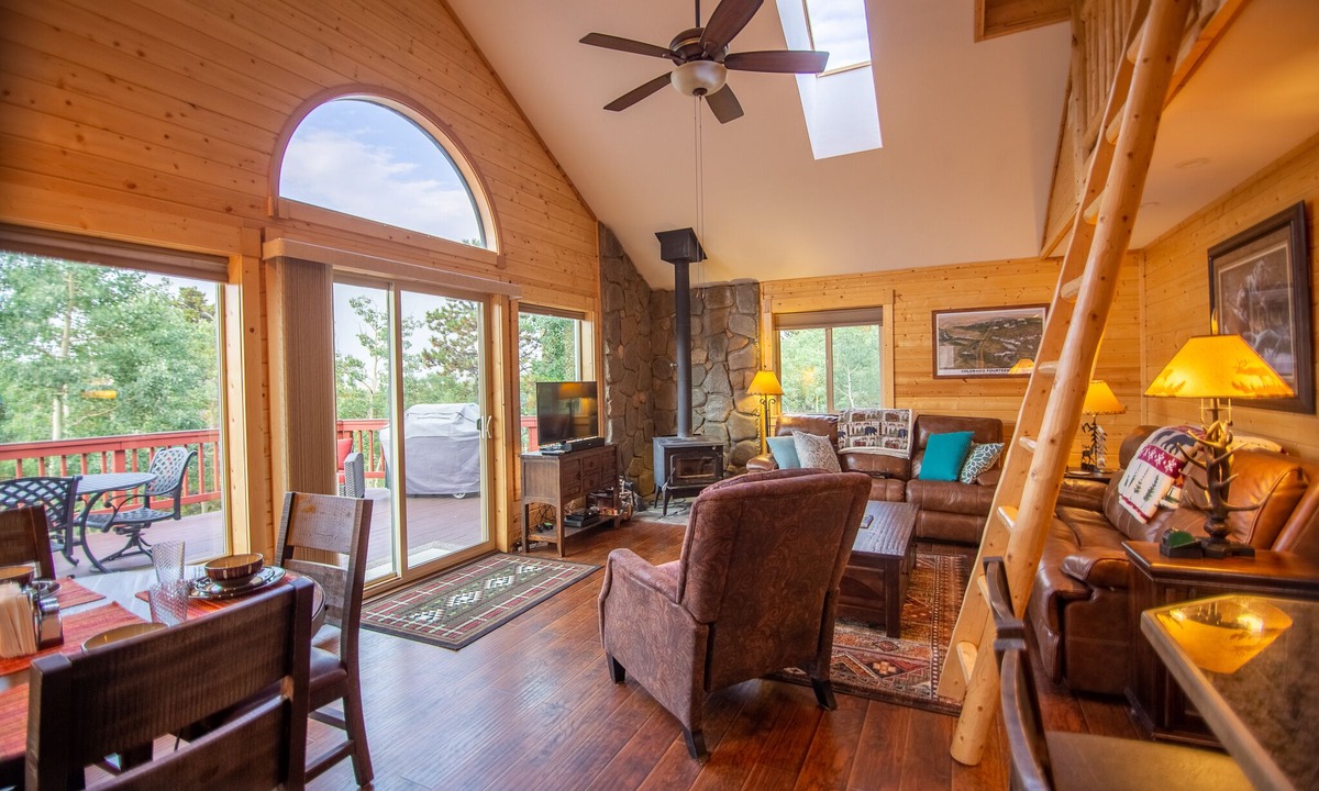 Warm Springs Cabin | True Log Cabin, Floor-to-Ceiling Valley Views - Gated Community