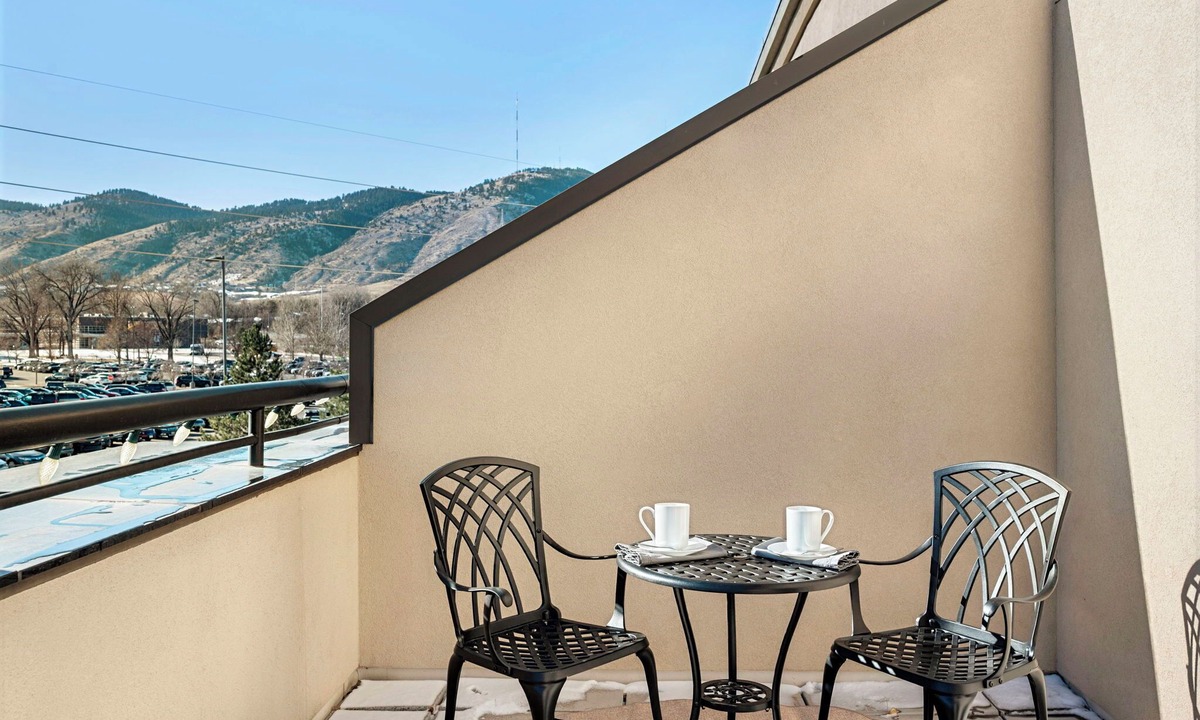 Golden Apartment | Modern Studio Mountain Views Private Patio