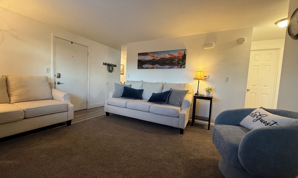 Cimarron Hills Apartment | Custom 2-bedroom, Full kitchen. apartment located East Colorado Springs.