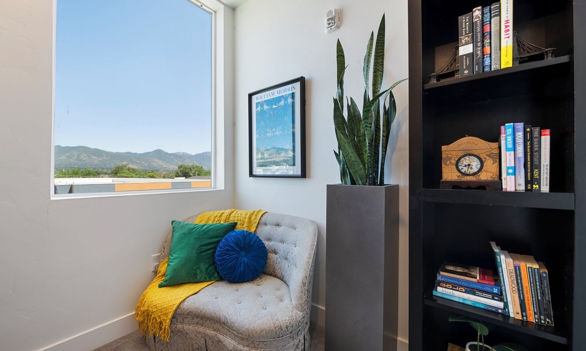 People's Freeway Condo | Chic & Modern Spacious Downtown Loft w/Free Secured Parking, Balcony, Near TRX