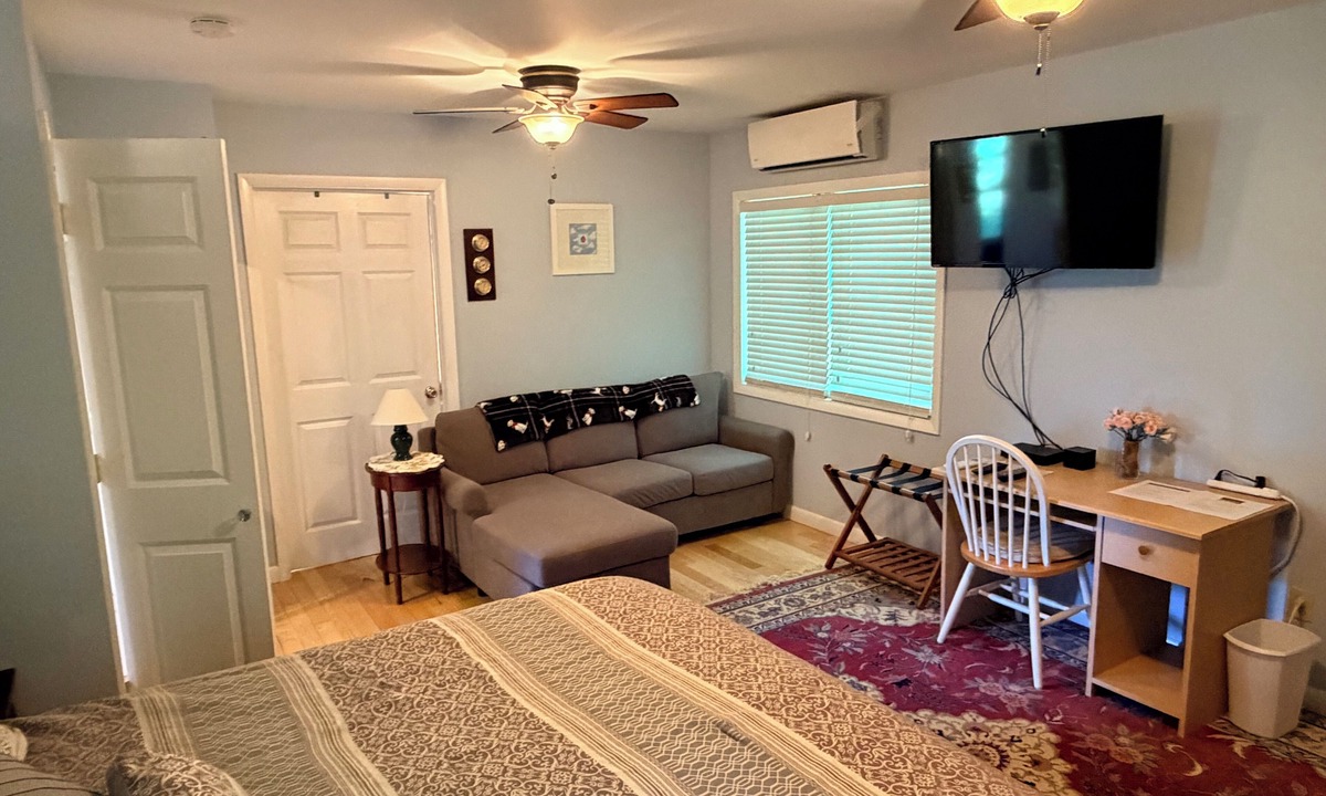 Saratoga Springs Cottage | Perfect for SPAC Concert or Track! 1 Bed Cottage w/King Bed in Saratoga Springs!