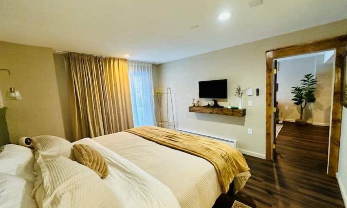 Woodland Park Apartment | Vintage Velvet Haven - newly added hot tub!