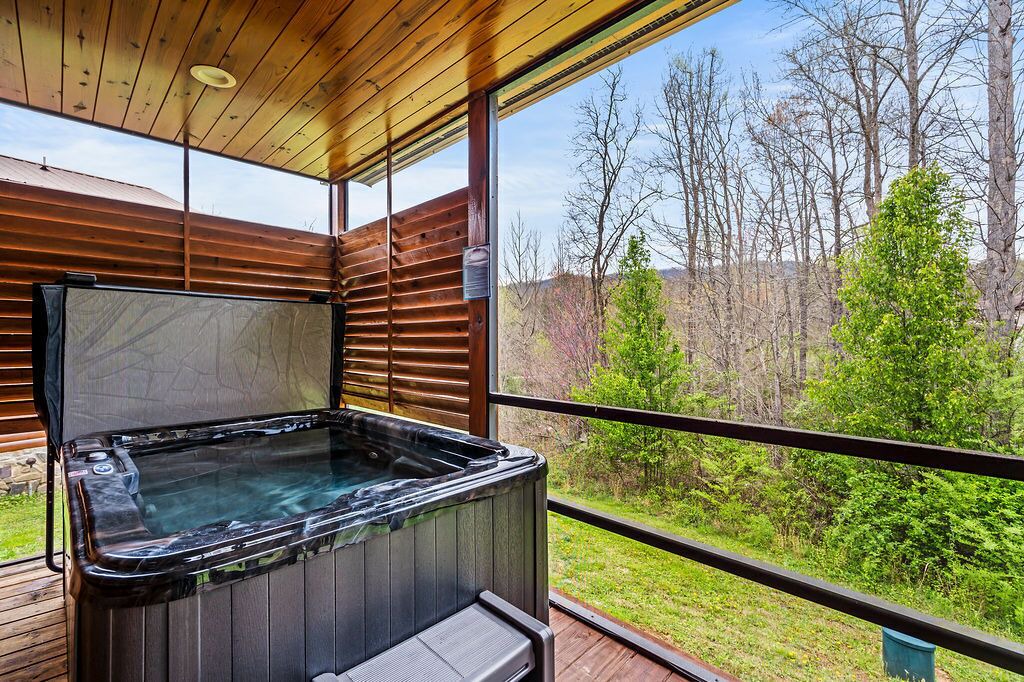 White Oak Lodge Cabin | Charming 3BD Cabin w/Hot Tub! Arcade + POOL!