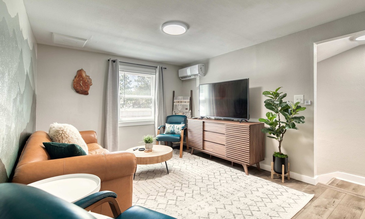 Depot Bench Apartment | Uptown 2 bedroom flat near Train Depot