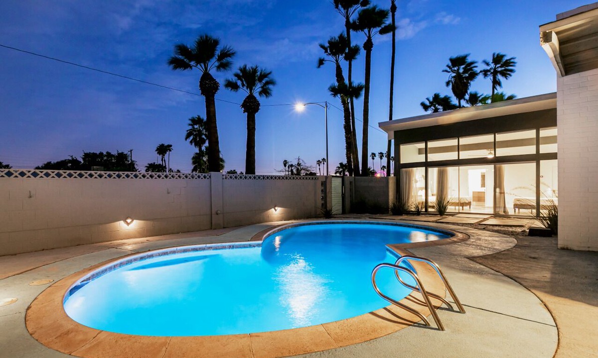 Winchester House | 4bd, Charming Mid-Century Home! 1.4mi to Convention Center, Mins to Strip! POOL!