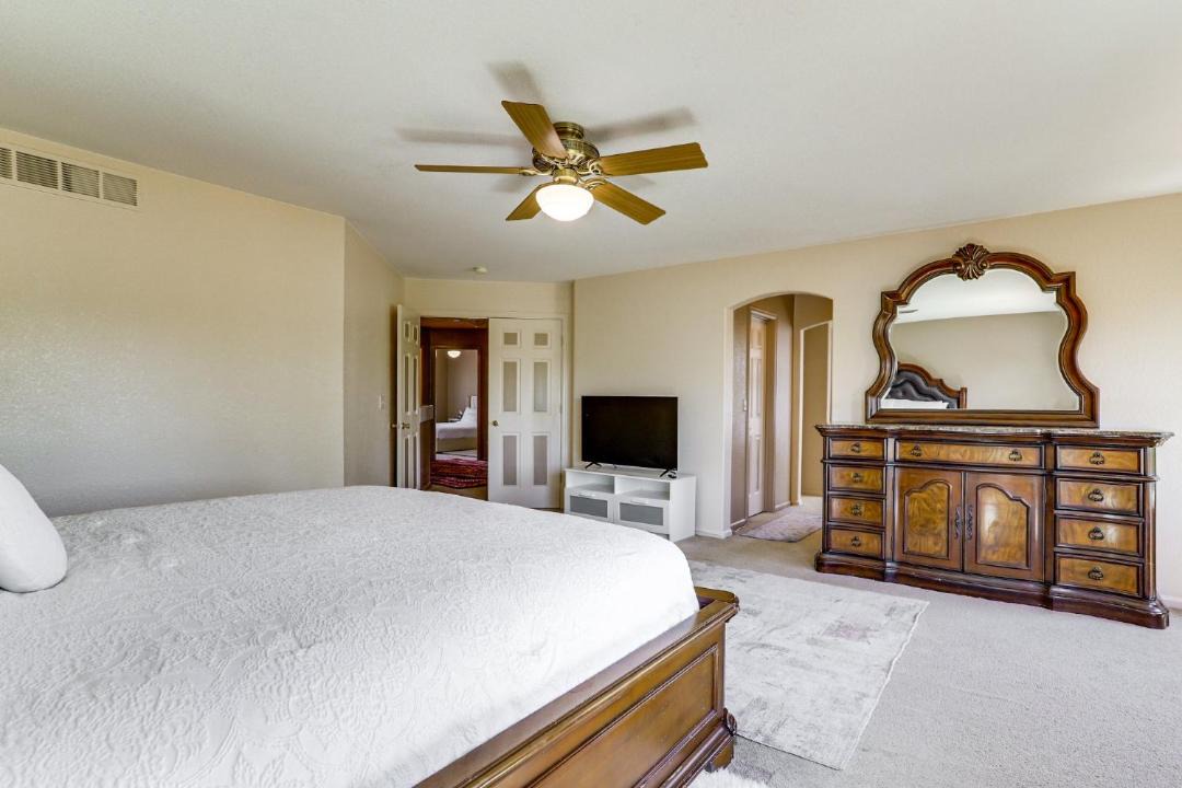 Green Valley Ranch Villa | 6bedroom 4br HOT TUB 10m to airport