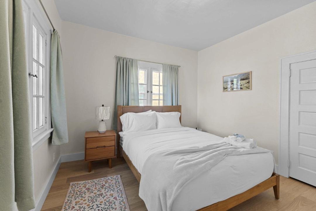 Aberdeen House | 3BR Charming Home Bright Space & Sleeps 8