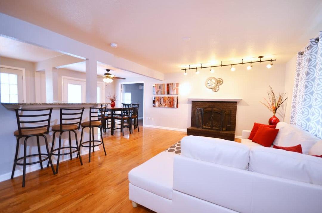 Lakewood House | 5 bdrm Near Belmar - Dining Shops Movie Theater Entertainment & Red Rocks