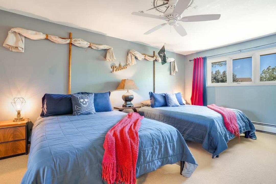 Westcliff and Cambridge House | Mid-Century Mod - 7 BR Sleeps 22 - Hot Tub & Game Room