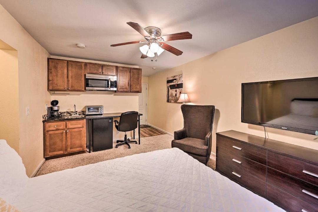 Englewood Apartment | 2 Blocks to Light Rail: Denver Unit w/Kitchenette