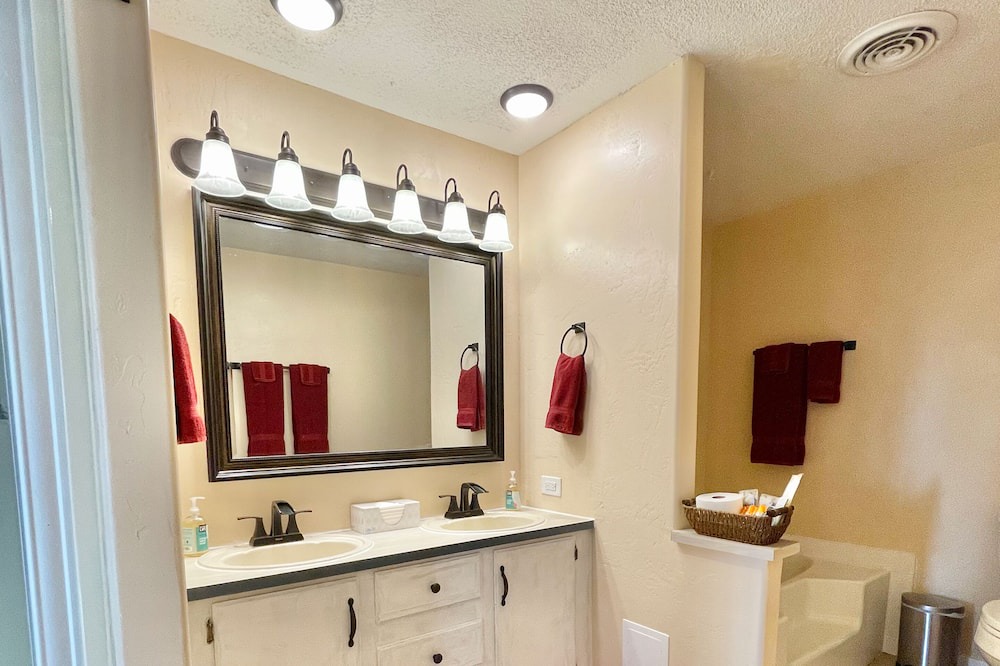 Photo of Bathroom in Palisade