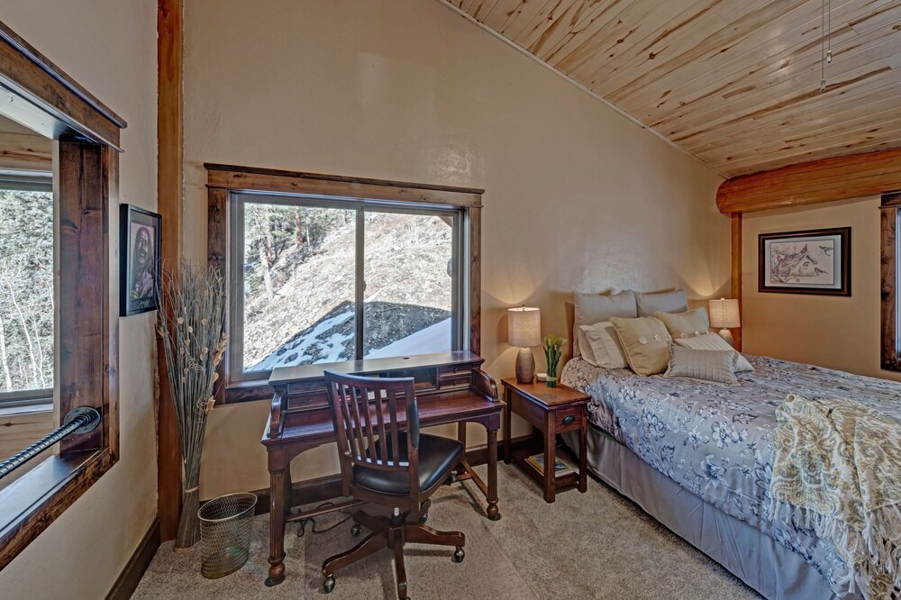 Photo of Bedroom in Pine
