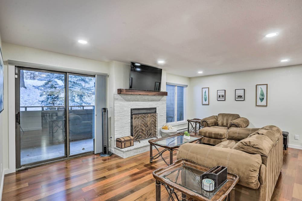 Photo of Livingroom in Village At Genesse