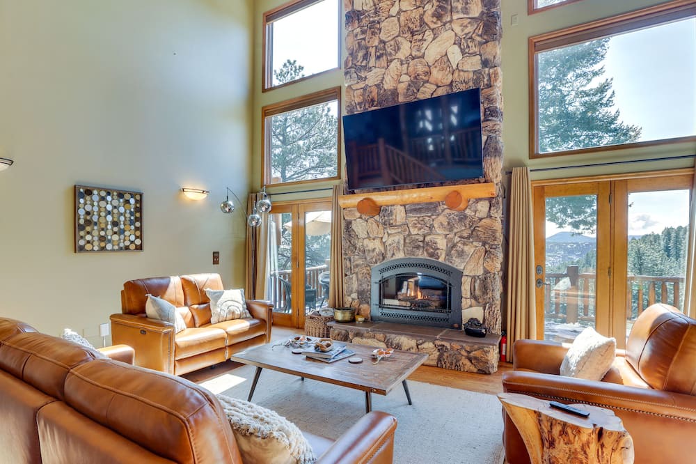 Photo of Livingroom in Hangen Ranch And M and B