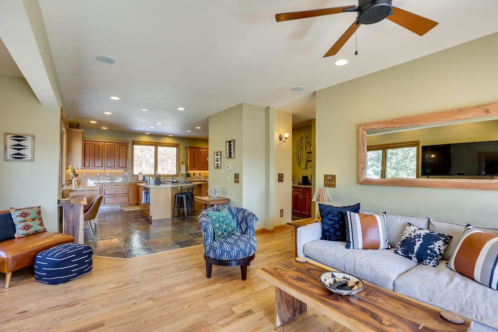 Photo of Livingroom in Hangen Ranch And M and B