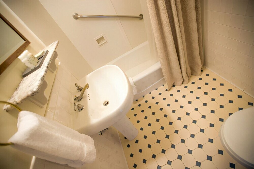 Photo of Bathroom in Central Boulder