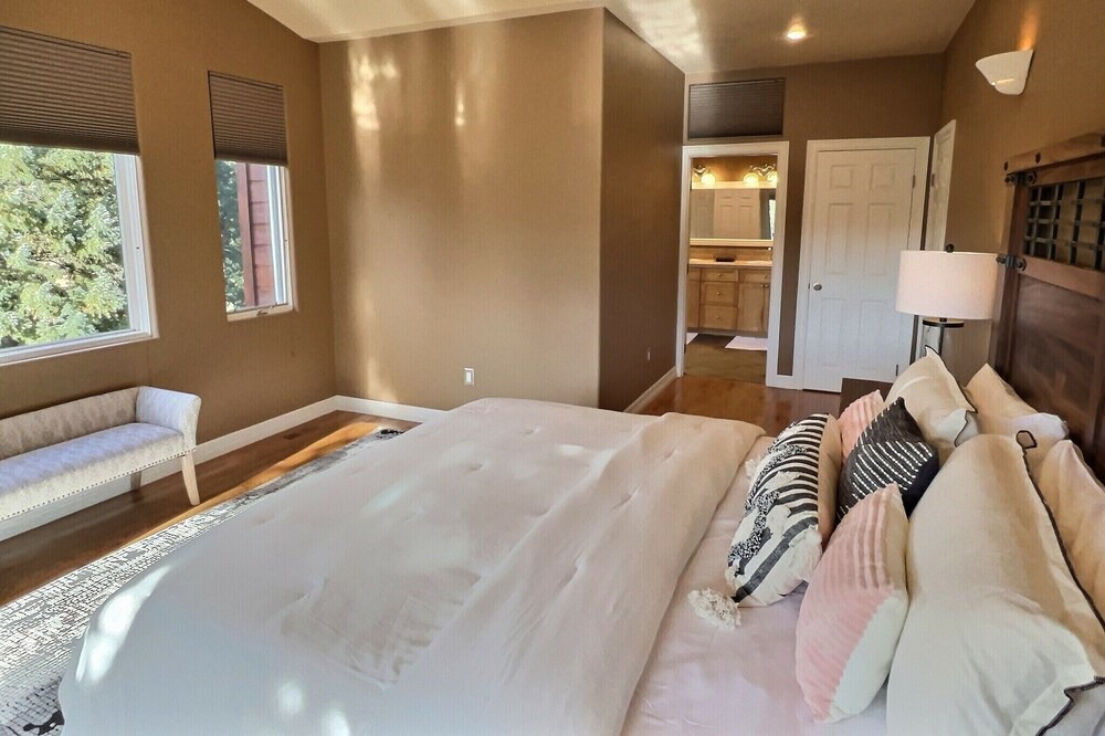 Photo of Bedroom in Evergreen Meadows