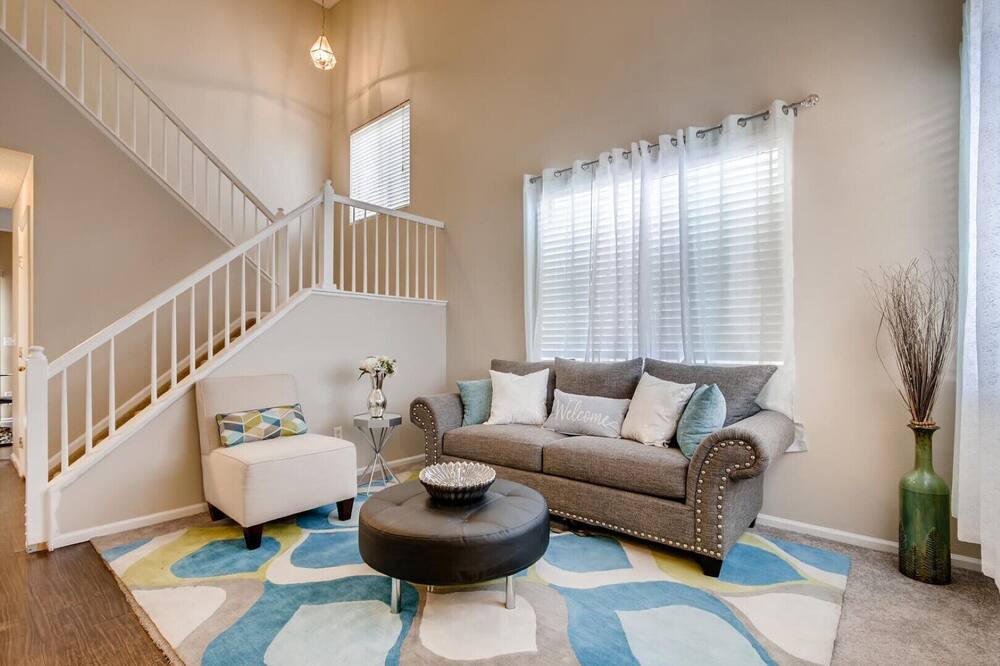 Photo of Livingroom in Aurora