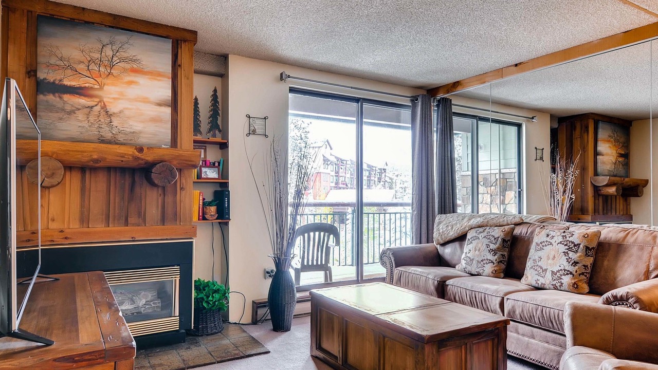 Photo of Livingroom in Peak 9