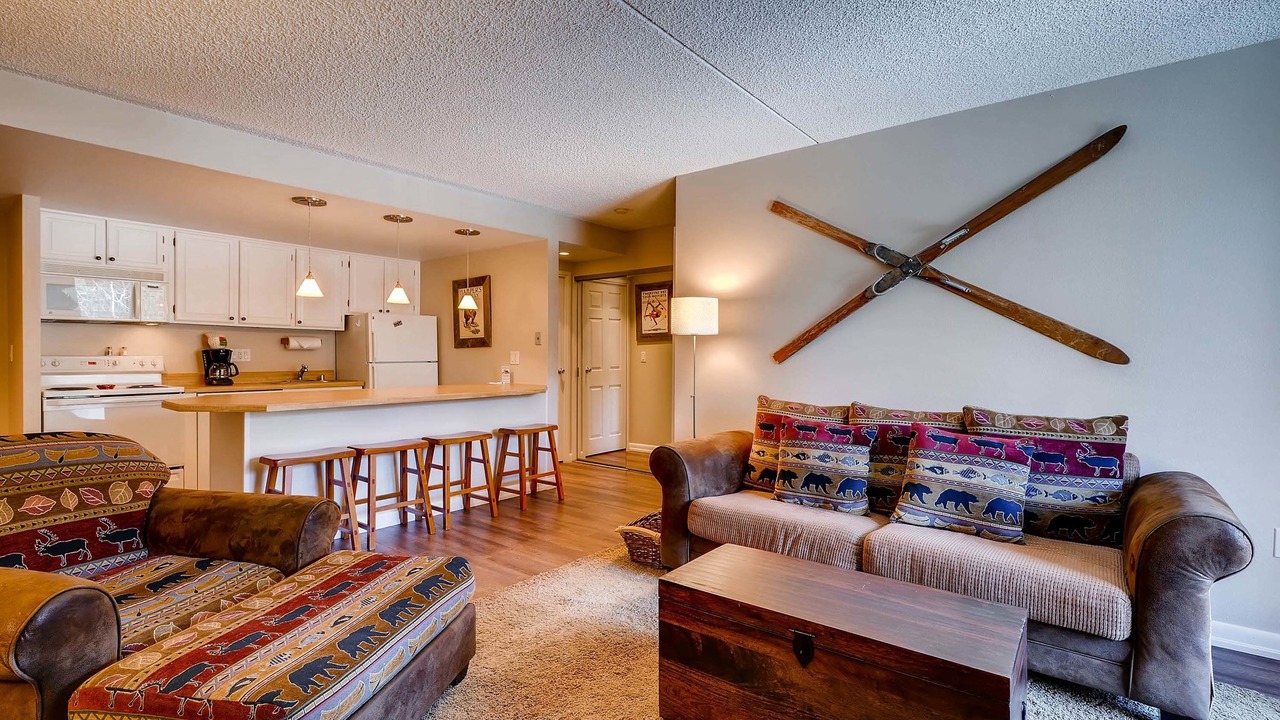 Photo of Livingroom in Peak 9