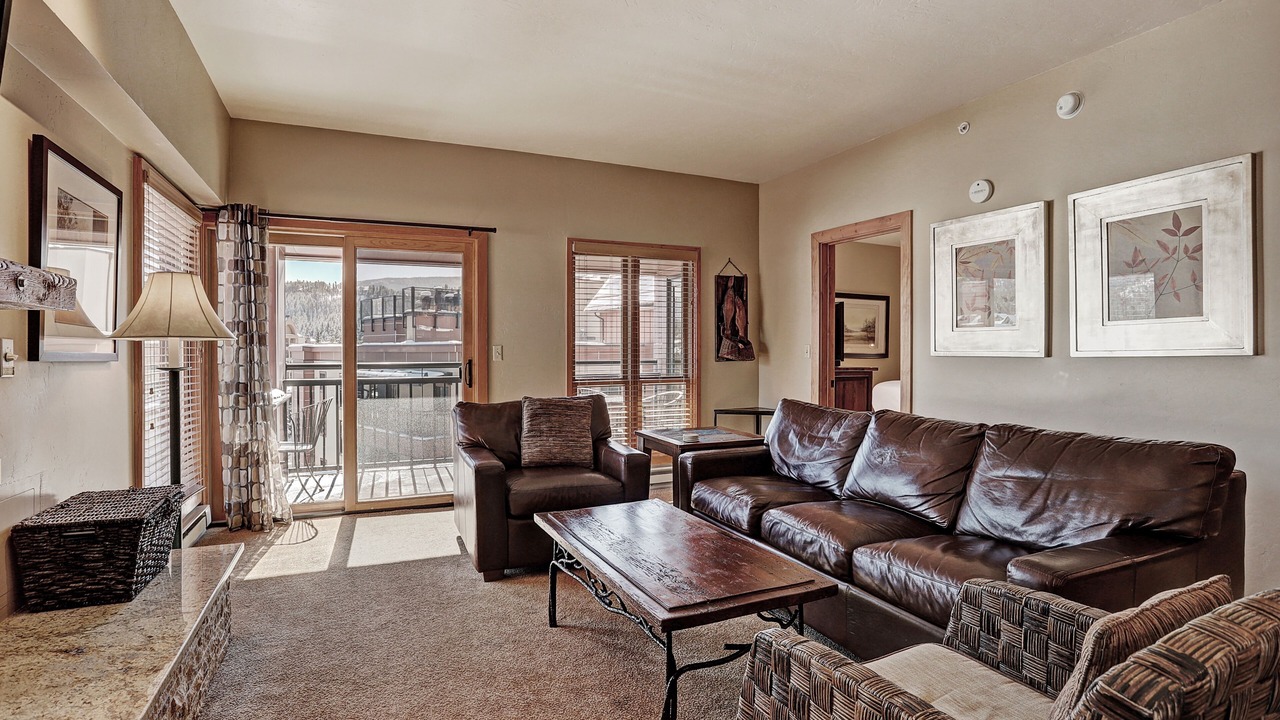 Photo of Livingroom in Peak 9