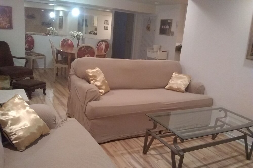 Photo of Livingroom in North Aurora