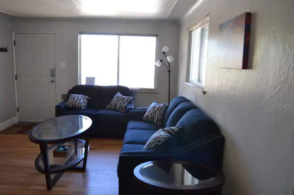 Photo of Livingroom in Jefferson Park