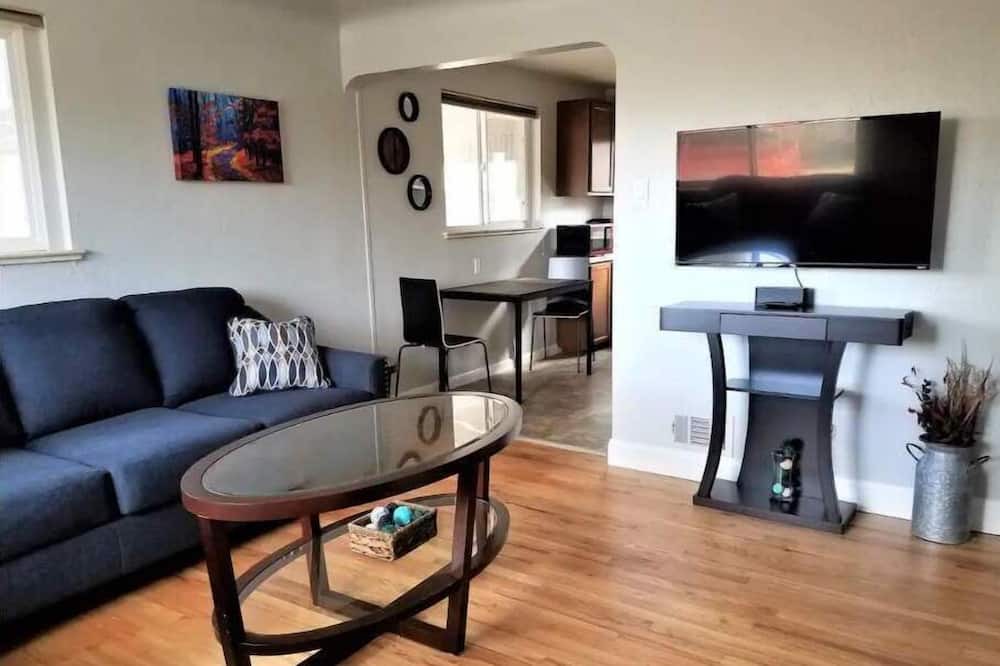 Photo of Livingroom in Jefferson Park
