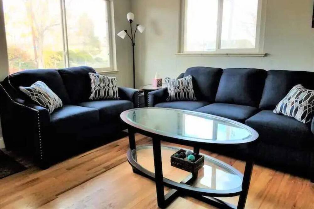 Photo of Livingroom in Jefferson Park