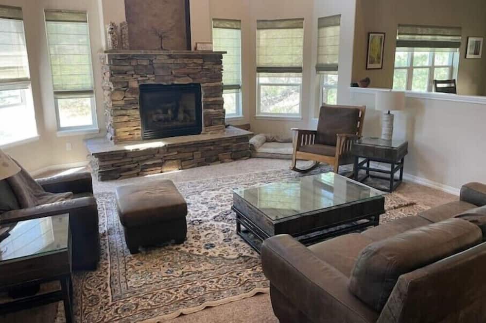 Photo of Livingroom in Northwest Colorado Springs