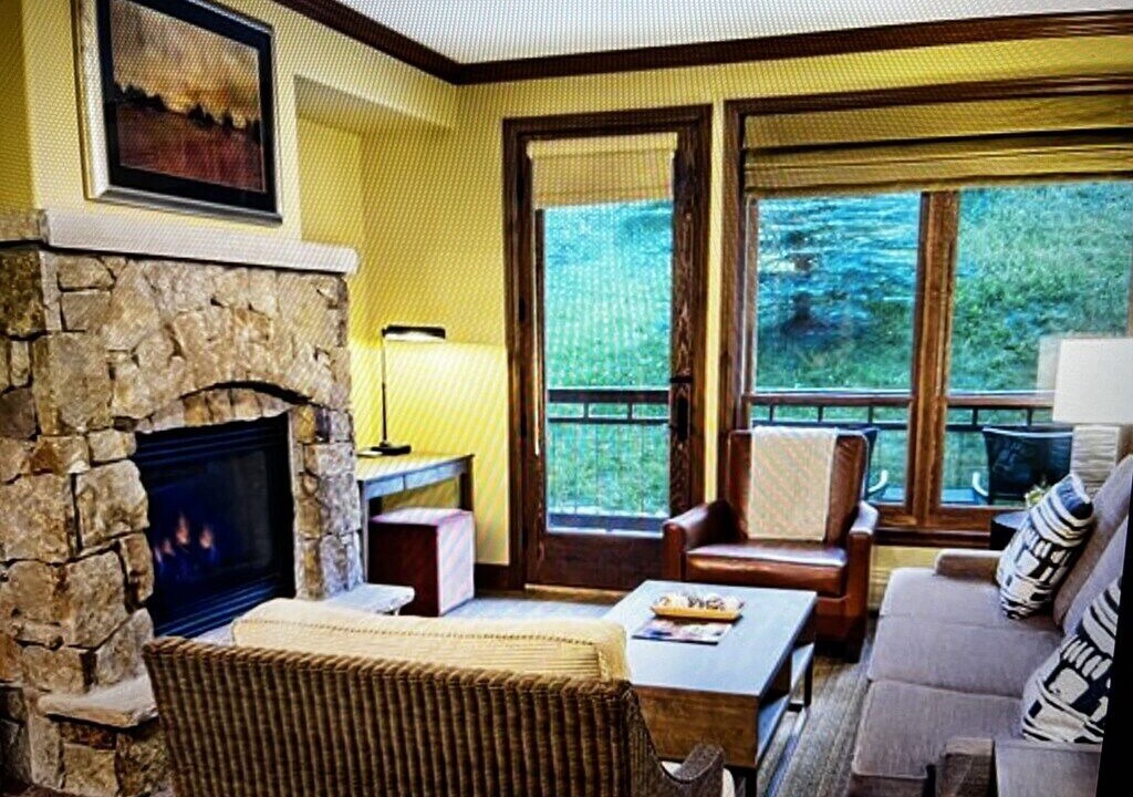 Photo of Livingroom in Peak 9