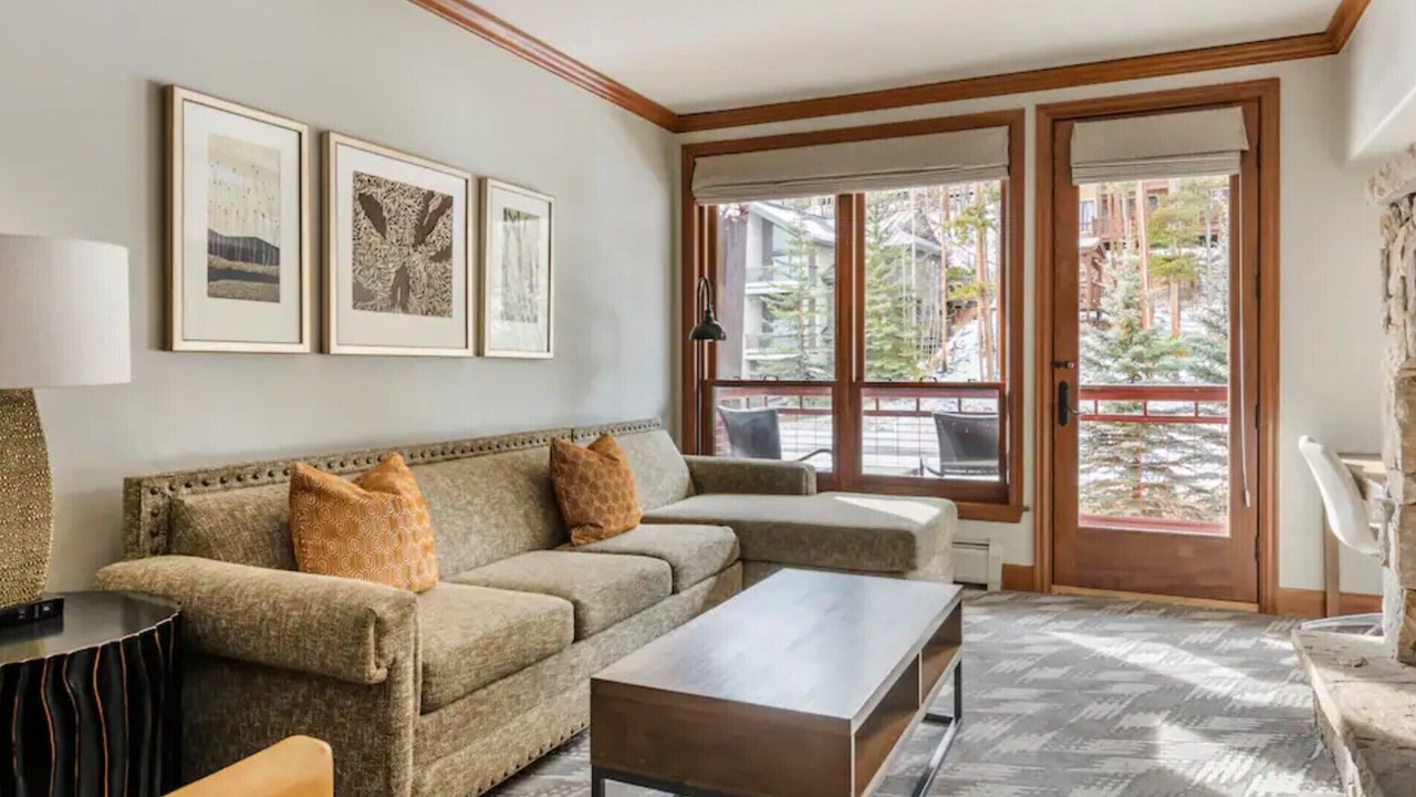 Photo of Livingroom in Peak 9