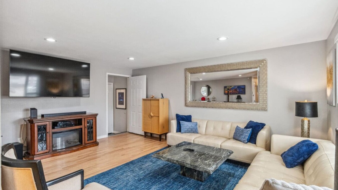 Photo of Livingroom in North Alameda