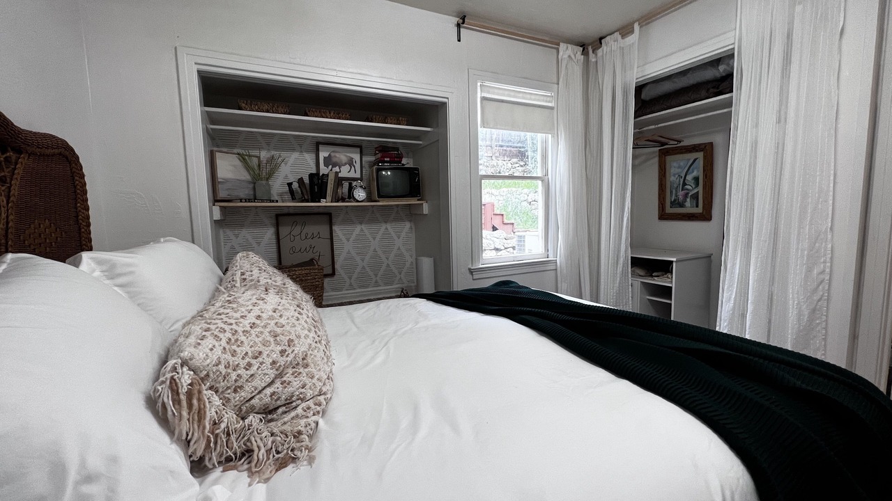 Photo of Bedroom in Cheyenne Canyon