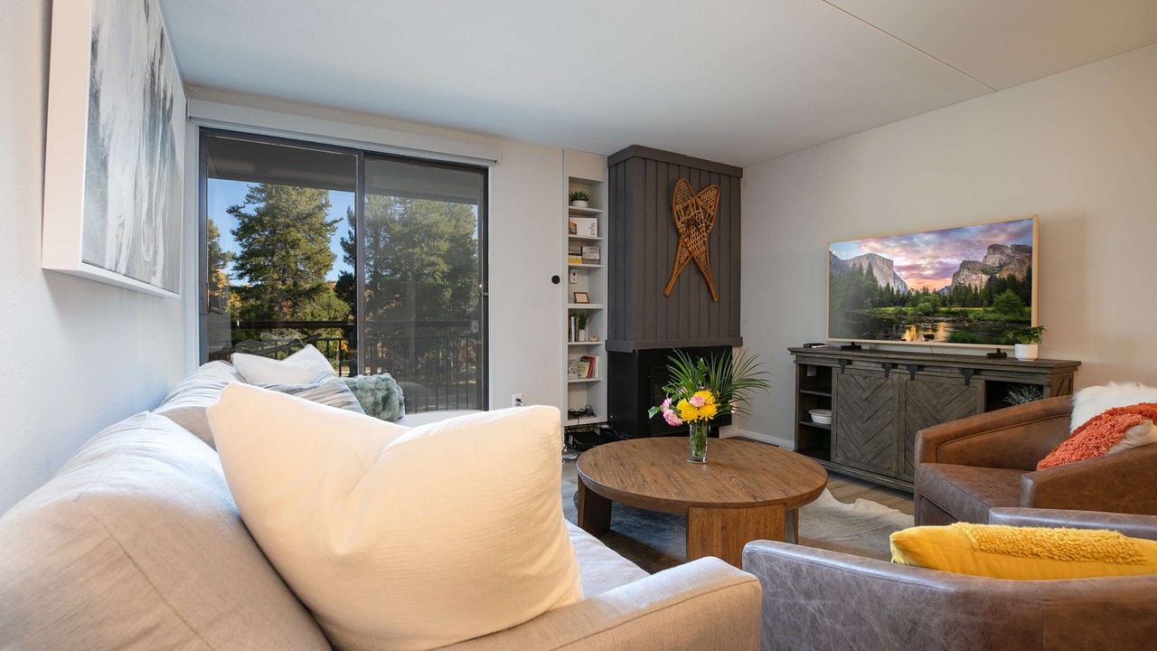 Photo of Livingroom in Peak 9
