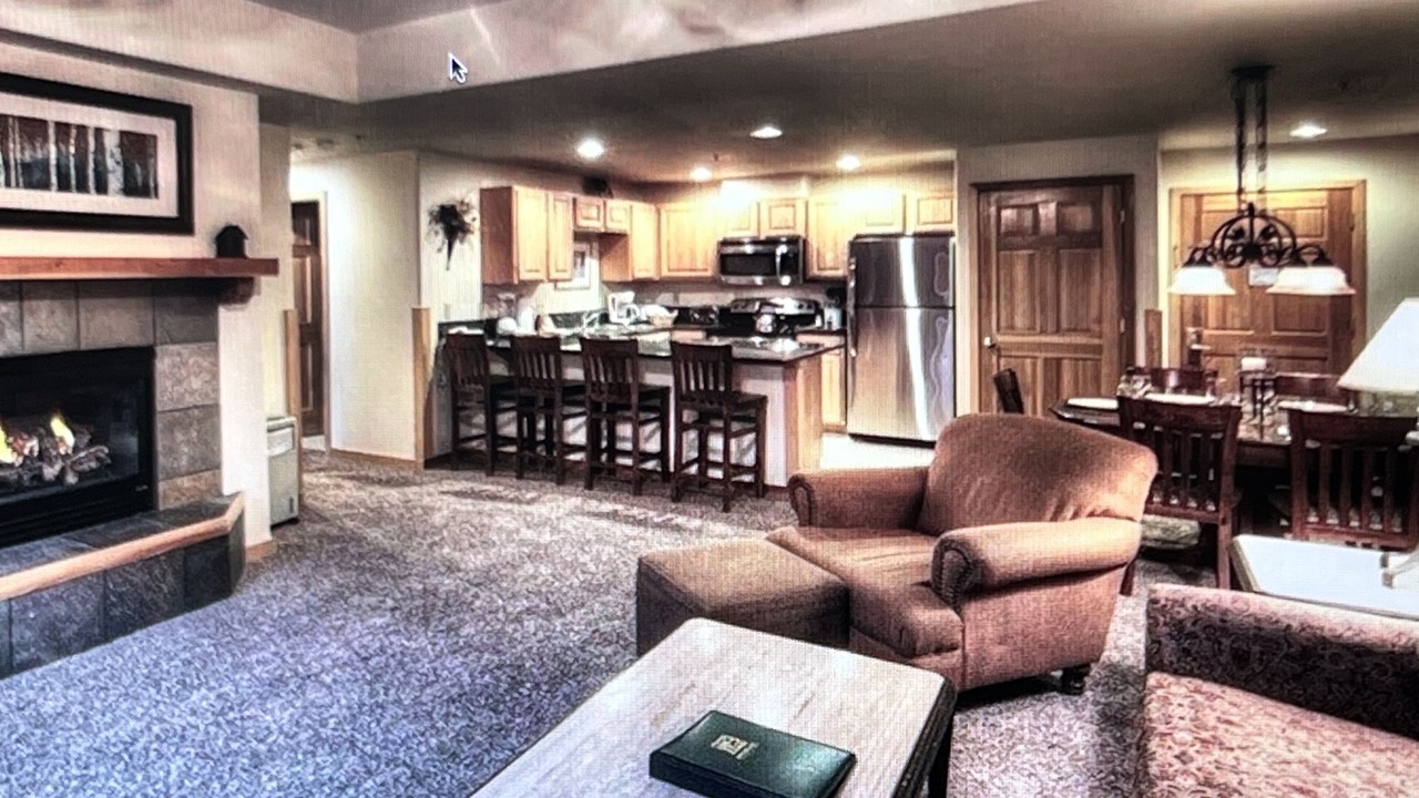 Photo of Livingroom in Peak 9