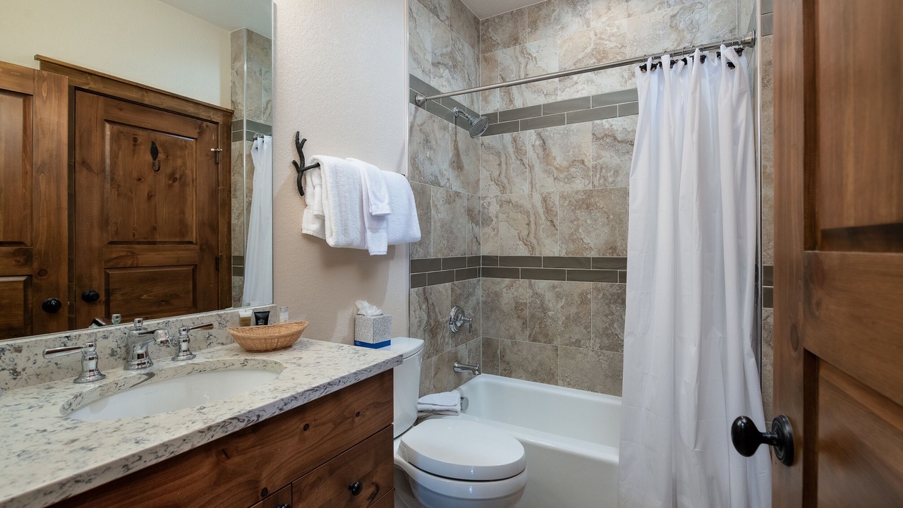 Photo of Bathroom in Four O'Clock