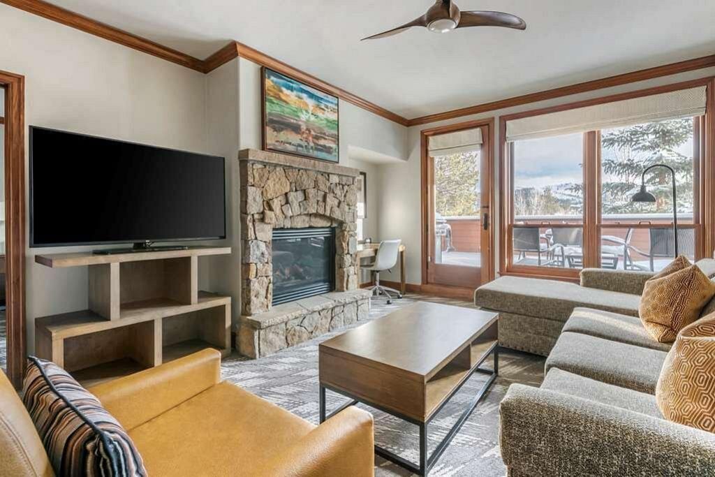 Photo of Livingroom in Peak 9